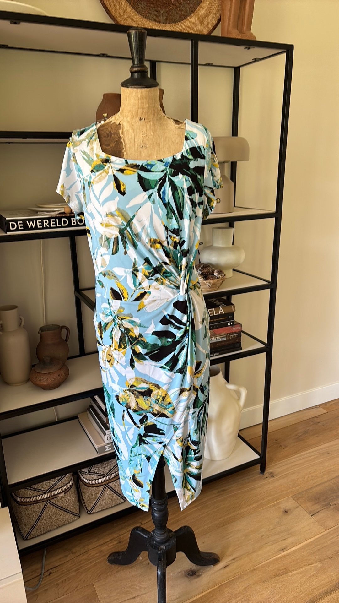 Joseph Ribkoff jurk in watertinten Can maat 18 stretch, Kleding | Dames, Jurken, Maat 46/48 (XL) of groter, Nieuw, Knielengte