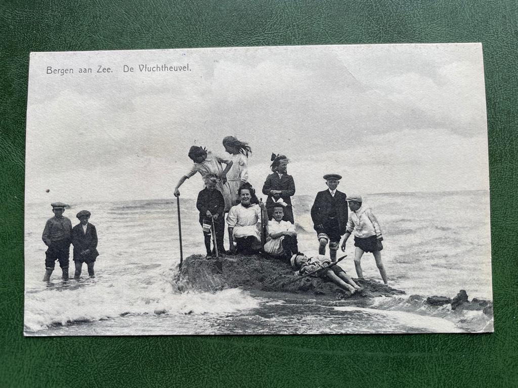 ansichtkaart van Bergen aan Zee ; De Vluchtheuvel op Strand., Verzenden, 1920 tot 1940, Noord-Holland