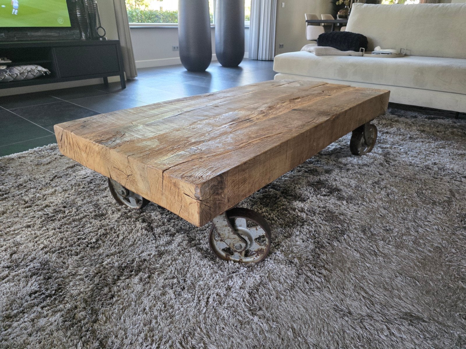 Industriële salontafel van massief eiken balken, Ophalen of Verzenden, Rechthoekig, 100 tot 150 cm, 50 tot 100 cm
