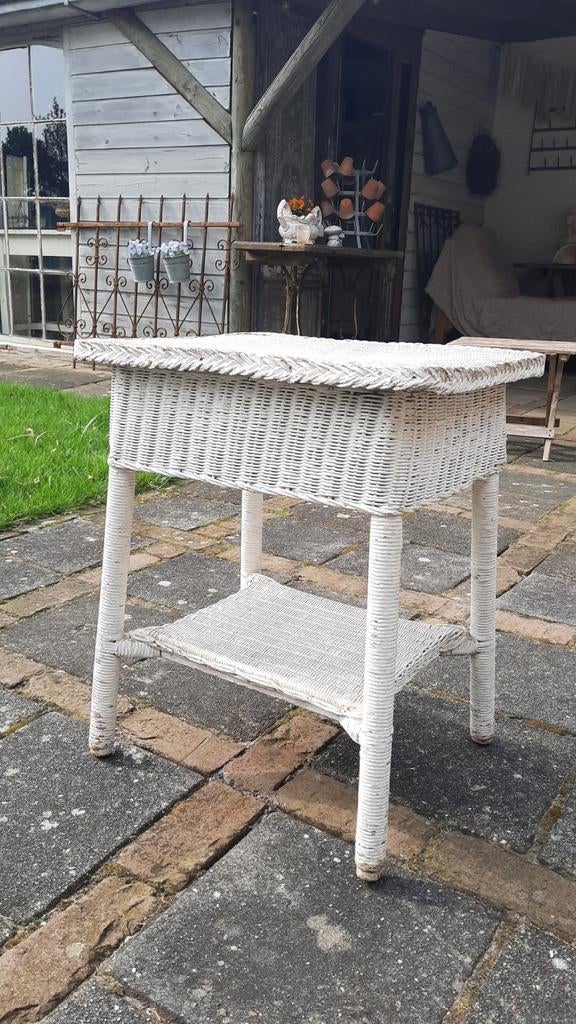 Lloyd loom tafeltje (nuzzelspul), Antiek en Kunst, Curiosa en Brocante, Ophalen