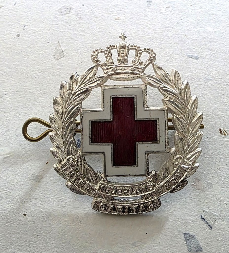 Rode Kruis Pet of Baret embleem zilver, Ophalen of Verzenden, Zo goed als nieuw, Overige onderwerpen, Speldje of Pin