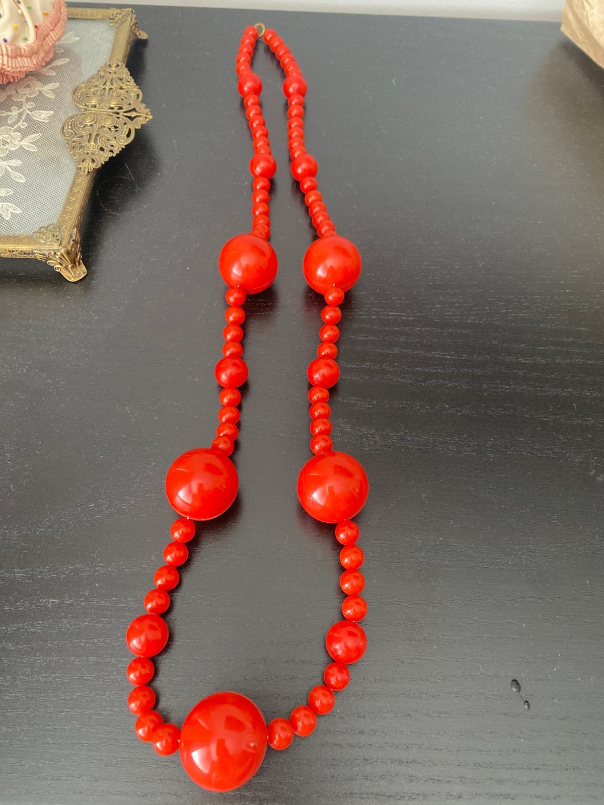 Vintage prachtige rode kralenketting -90 cm lang, Sieraden, Tassen en Uiterlijk, Ophalen of Verzenden, Zo goed als nieuw, Rood