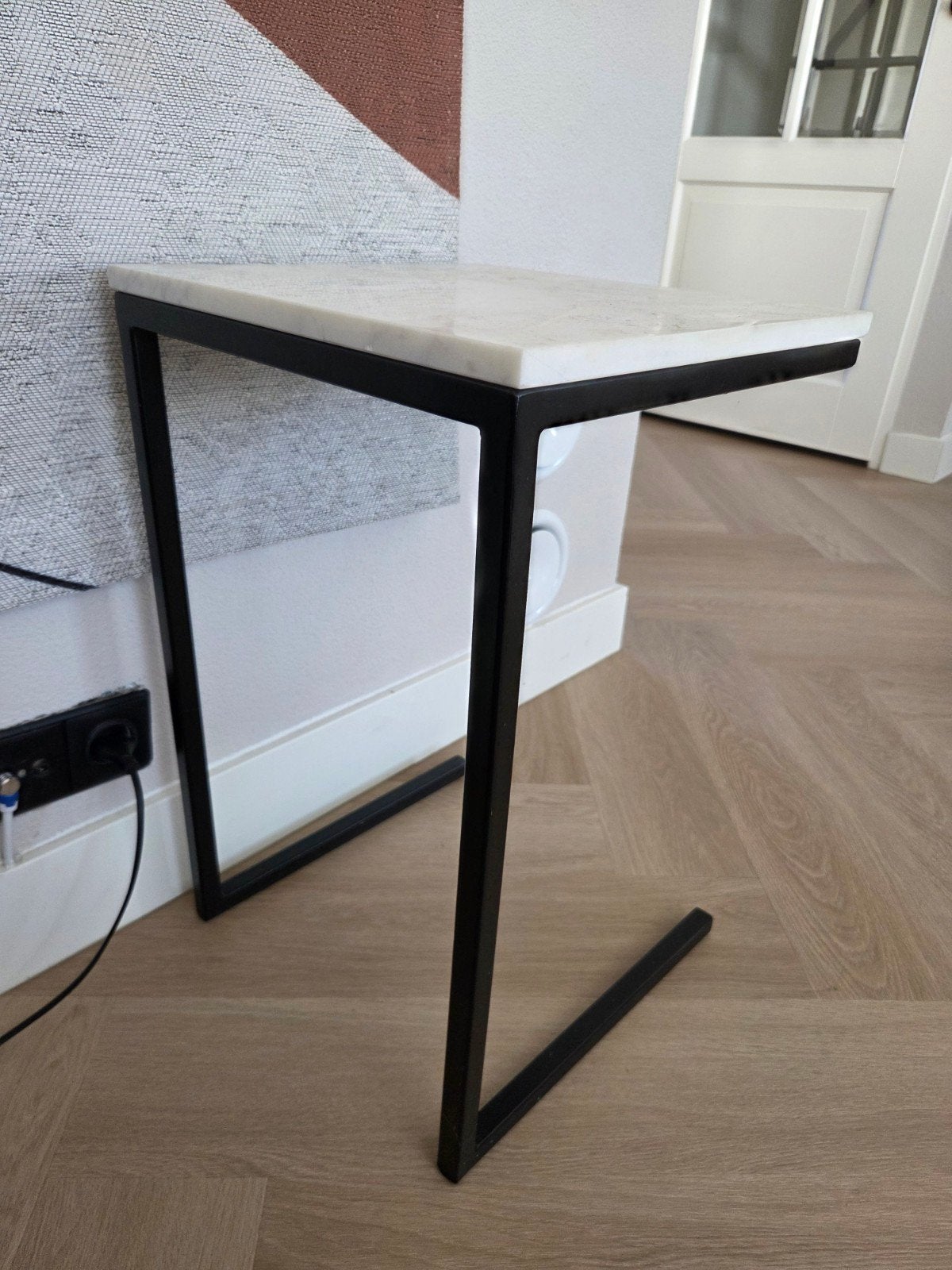 Bodilson bijzettafel marmer met zwart metalen frame, Huis en Inrichting, Tafels | Bijzettafels, Minder dan 55 cm, Modern, Industrieel