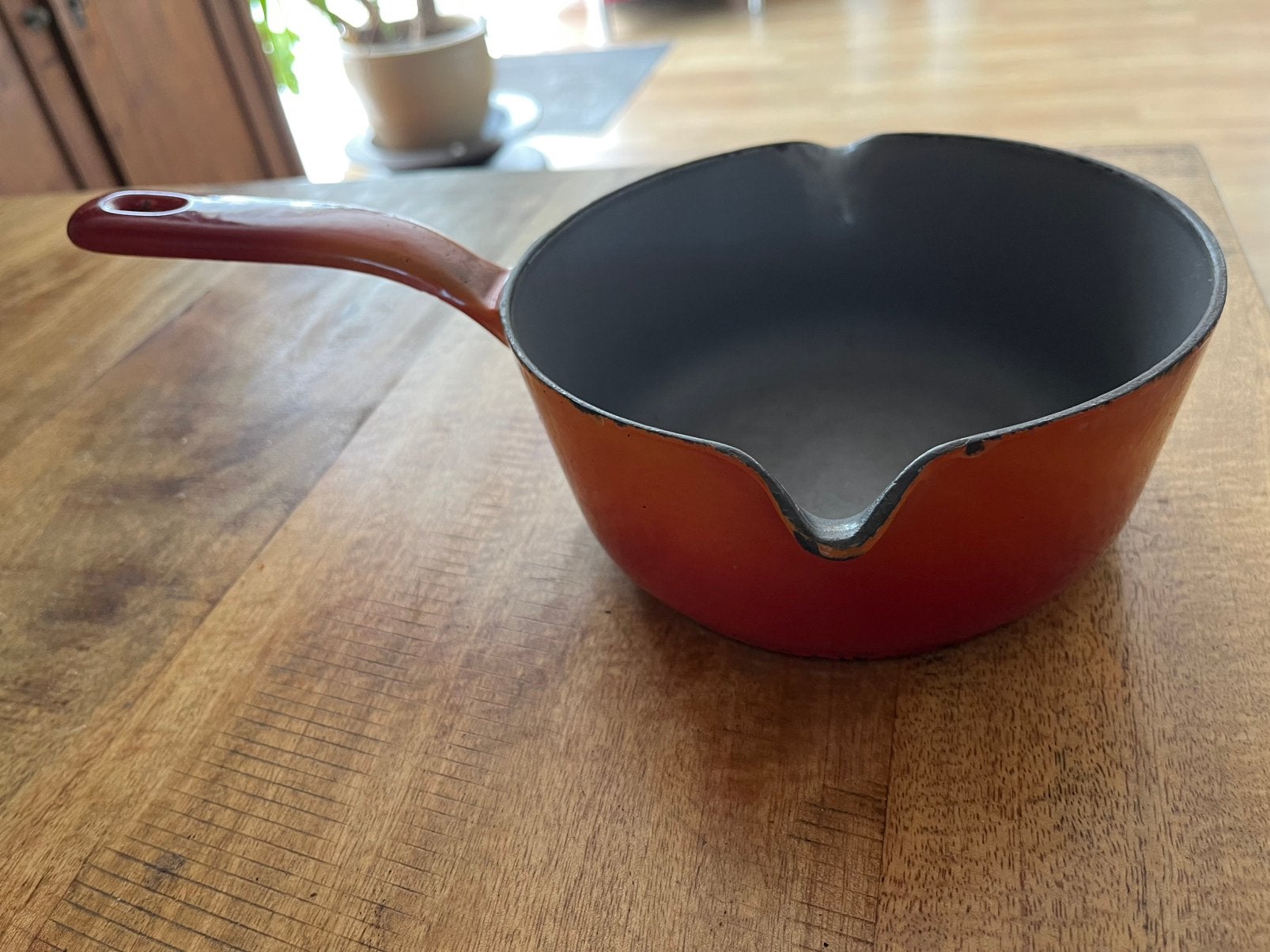 Vintage oranje gietijzeren steelpan. Sauspan, Ophalen of Verzenden, Zo goed als nieuw, Gietijzer