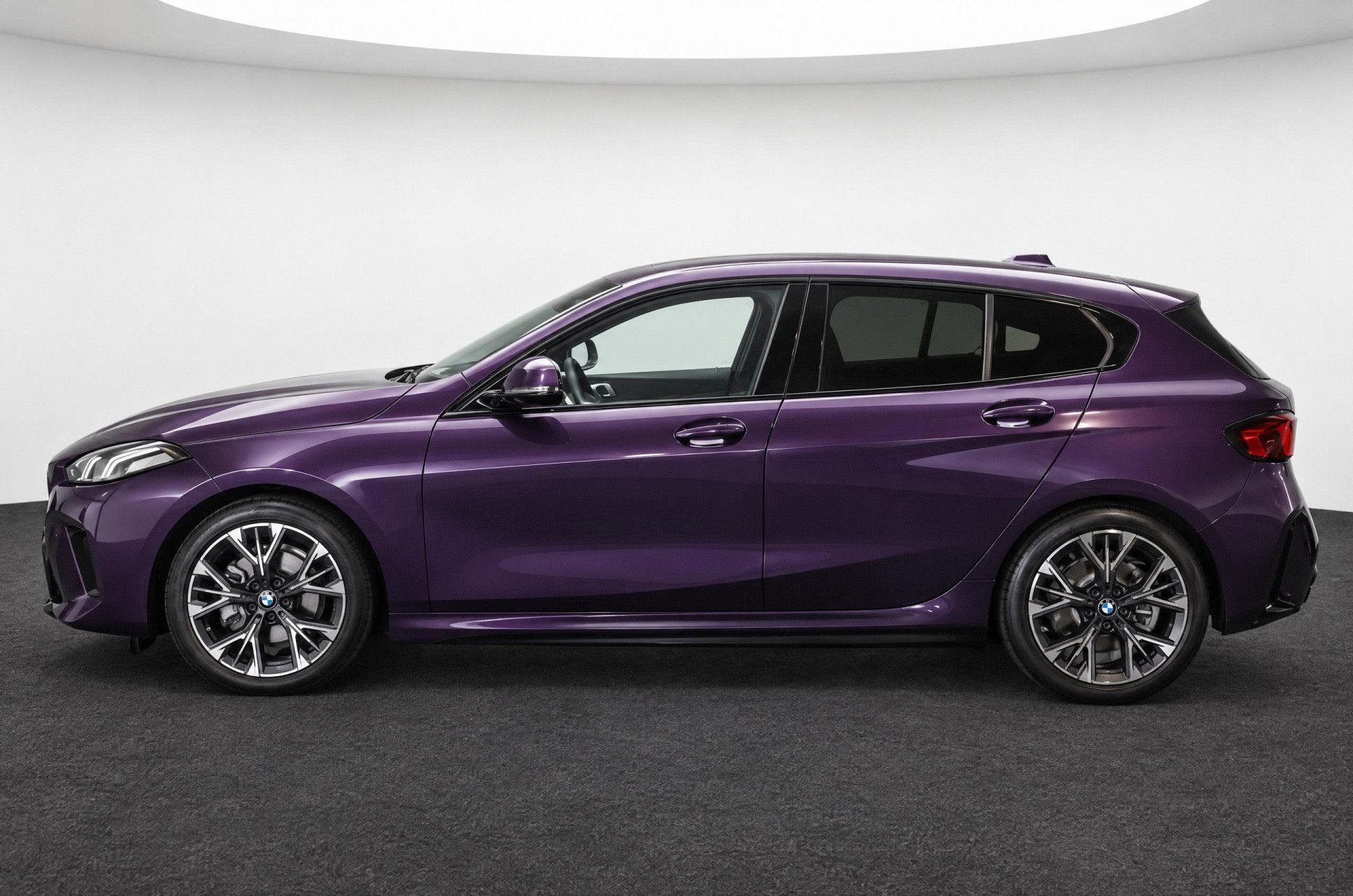 BMW 1 Serie 120 M Sport Automaat / Sportstoelen / Achteruitr, Dealer onderhouden, Met garantie (alle), Bedrijf, 19 km/l