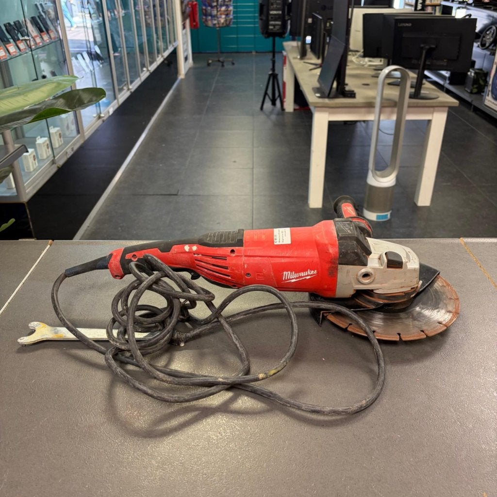 Milwaukee AGV 22-230 E Slijpmachine (2021), Doe-het-zelf en Verbouw, Milwaukee, Zo goed als nieuw, Support@milwaukee.com, Milwaukee Electric Tool Corporation, 13135 W. 
Lisbon Road, Brookfield, WI 53005
USA