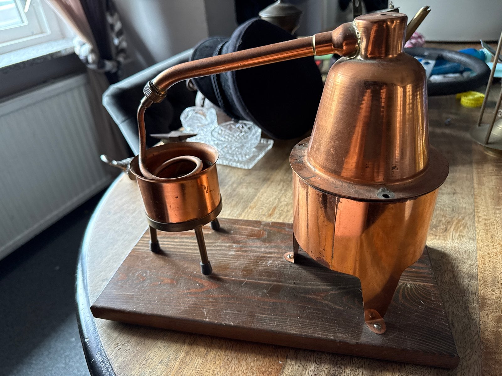 Miniatuur Koperen Destilleerketel (Alambiek) op Houten Plank, Ophalen, Koper