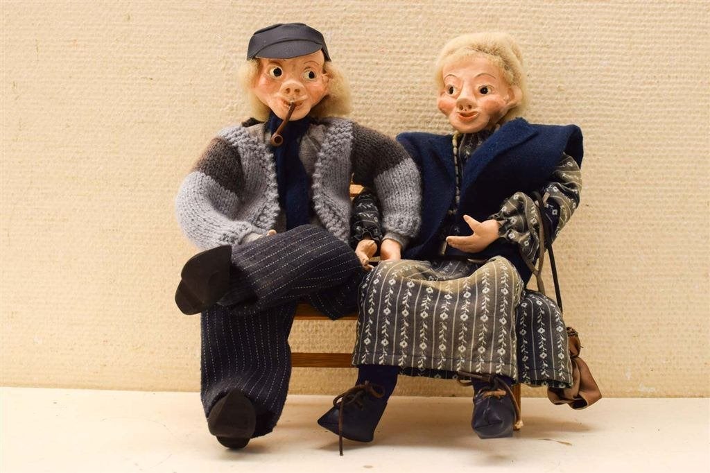 2 poppen opa en oma op een bankje 49521, Ophalen of Verzenden, Gebruikt, Pop