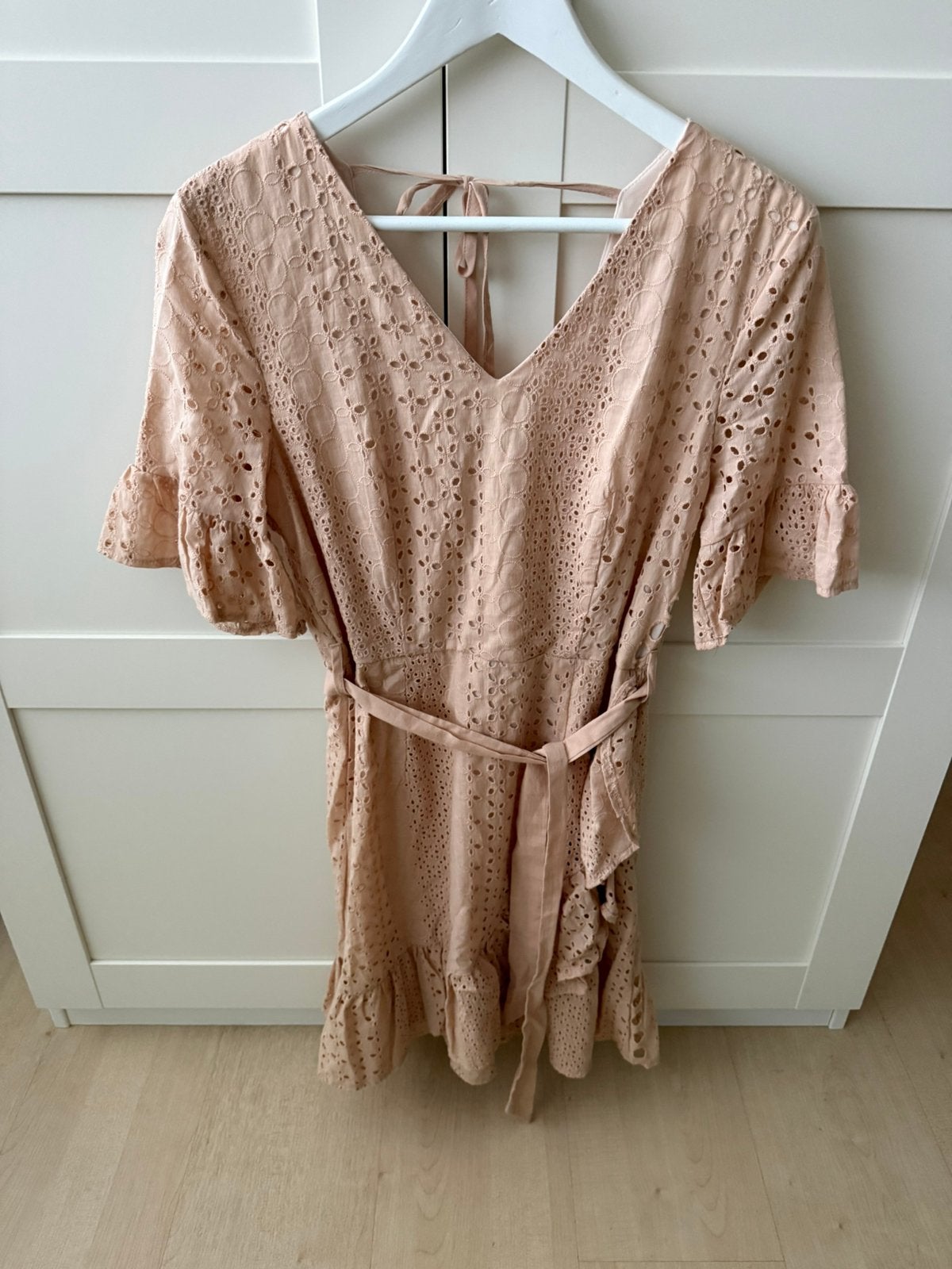 Beige broderie zomerjurk van Lilie Rose Paris, Ophalen of Verzenden, Nieuw, Maat 38/40 (M), Beige