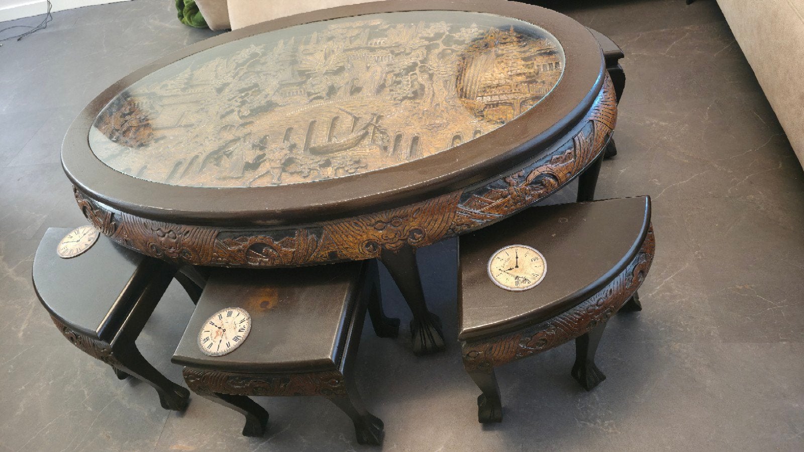 Prachtige Ovale Salontafel met Carved Details en 4 Poefjes, Ophalen of Verzenden, Gebruikt, Ovaal, Overige houtsoorten