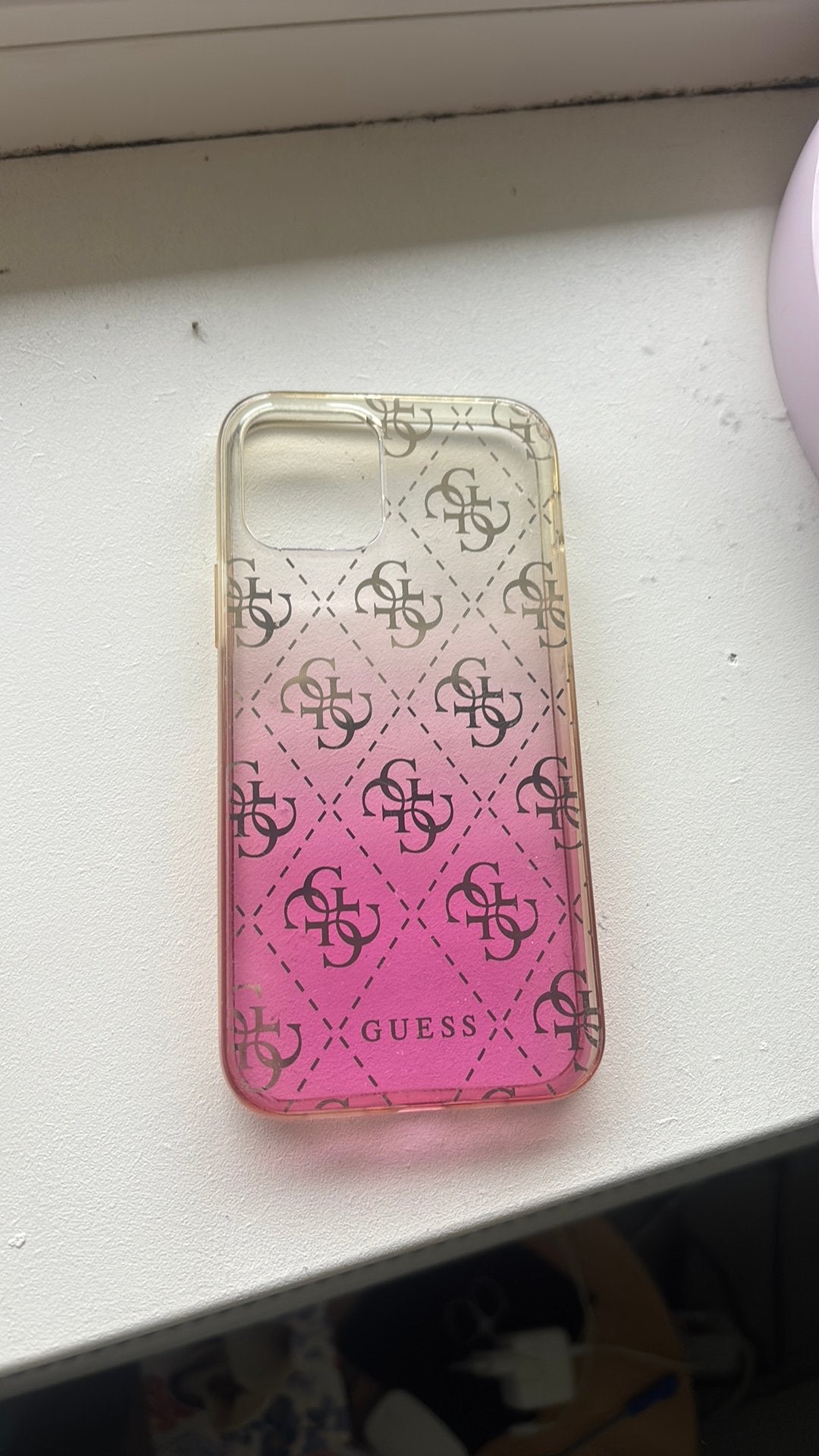 Mooi hoesje guess paar krasjes iphone 12, Ophalen, Zo goed als nieuw, IPhone 12
