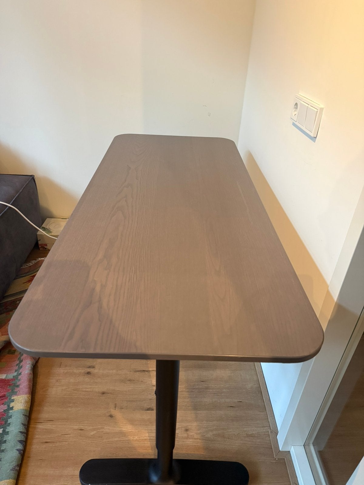 IKEA Bekant desk 140x60 - Brown standing desk, Ophalen, Zo goed als nieuw