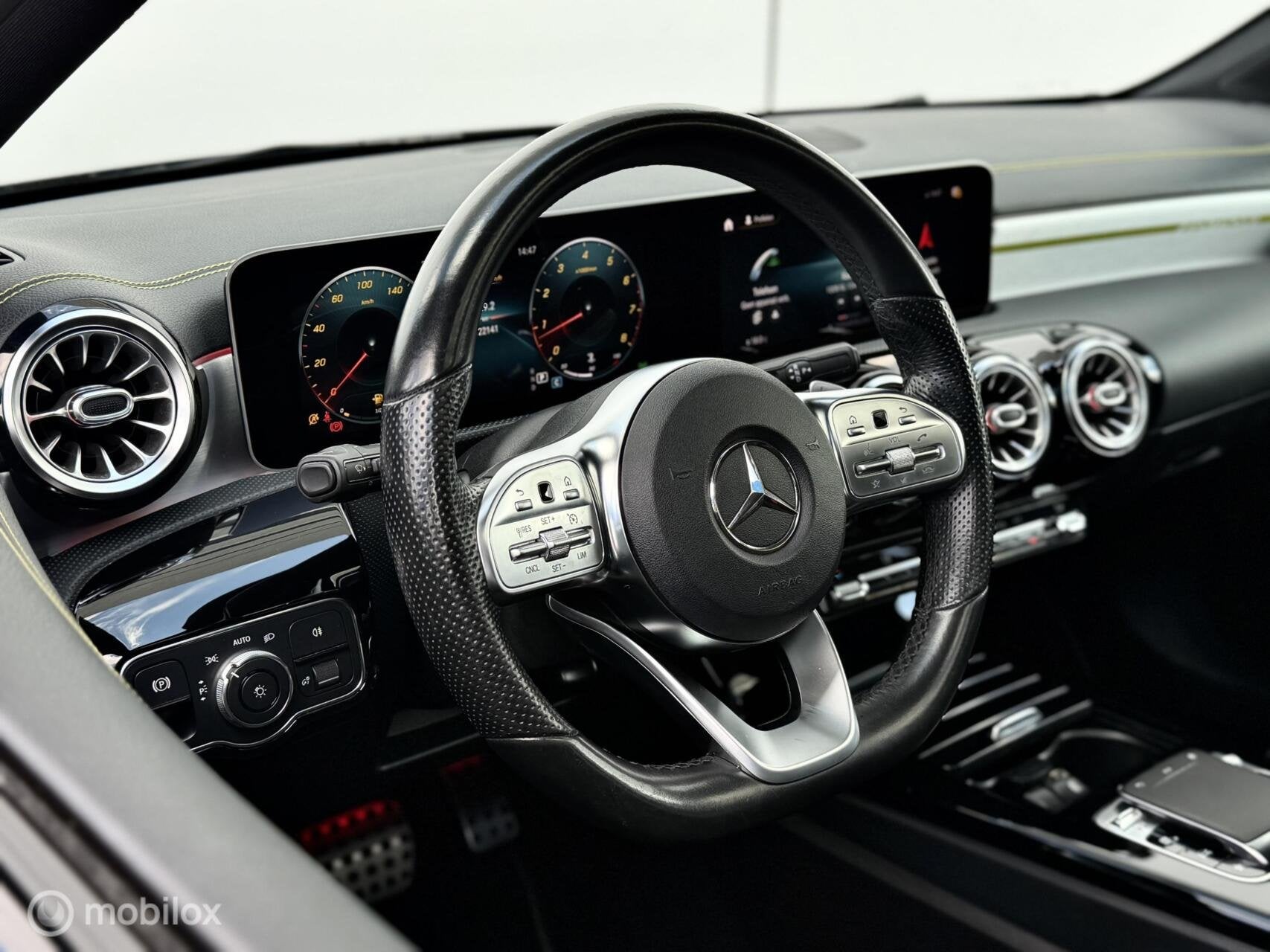Mercedes A-klasse 220 Editon 1 AMG Line | Pano | Camera, Auto's, Mercedes-Benz, Gebruikt, Zwart, Bedrijf, 1600 kg