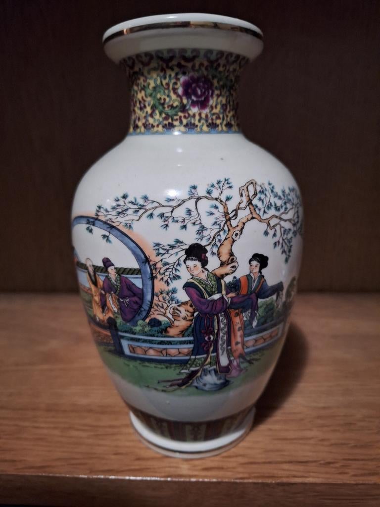 Antieke Chinese Vaas met Gedetailleerde Scène, Ophalen of Verzenden