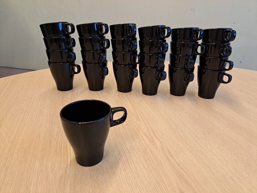 25x zwarte koffie / thee mokken IKEA, Huis en Inrichting, Ophalen, Gebruikt, Effen, Kop(pen) en/of Schotel(s)