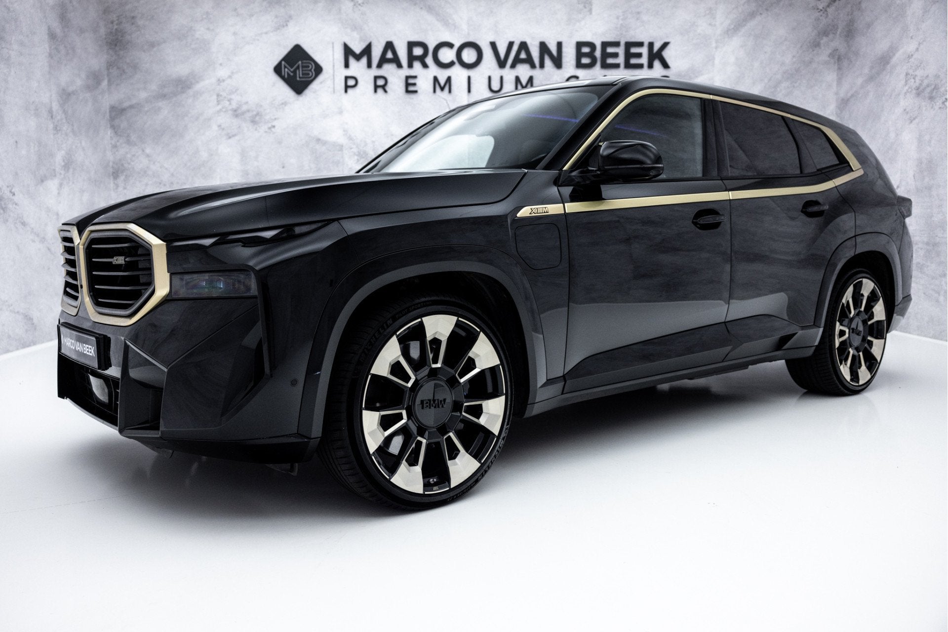 BMW XM 4.4 V8 PHEV 30 kWh | 23" | B&W | Massage | Stoelventi, 12 maanden, Gebruikt, 4395 cc, Zwart