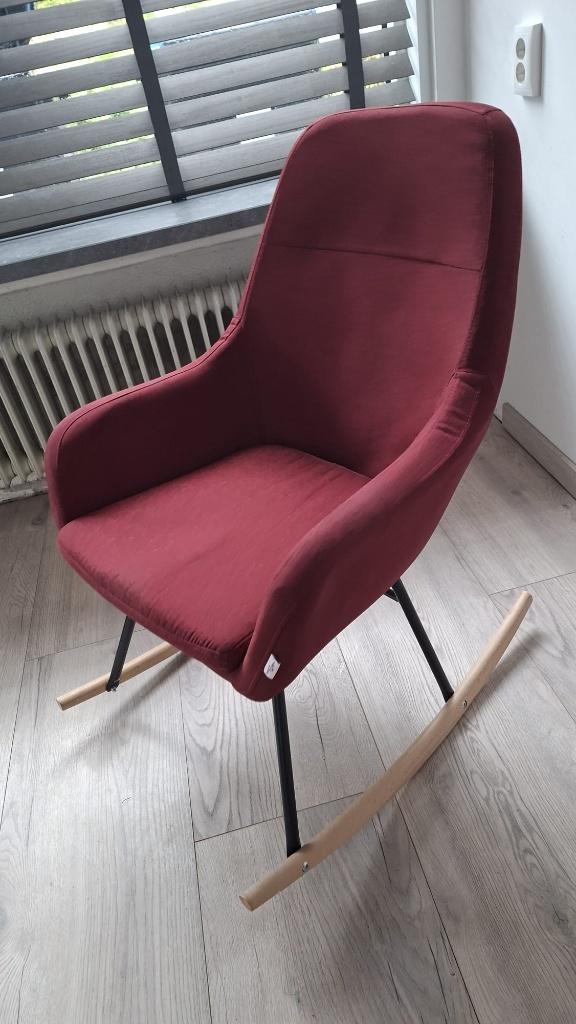 Moderne bordeauxrode schommelstoel, Huis en Inrichting, Stoelen, Ophalen, Zo goed als nieuw, Stof, Rood