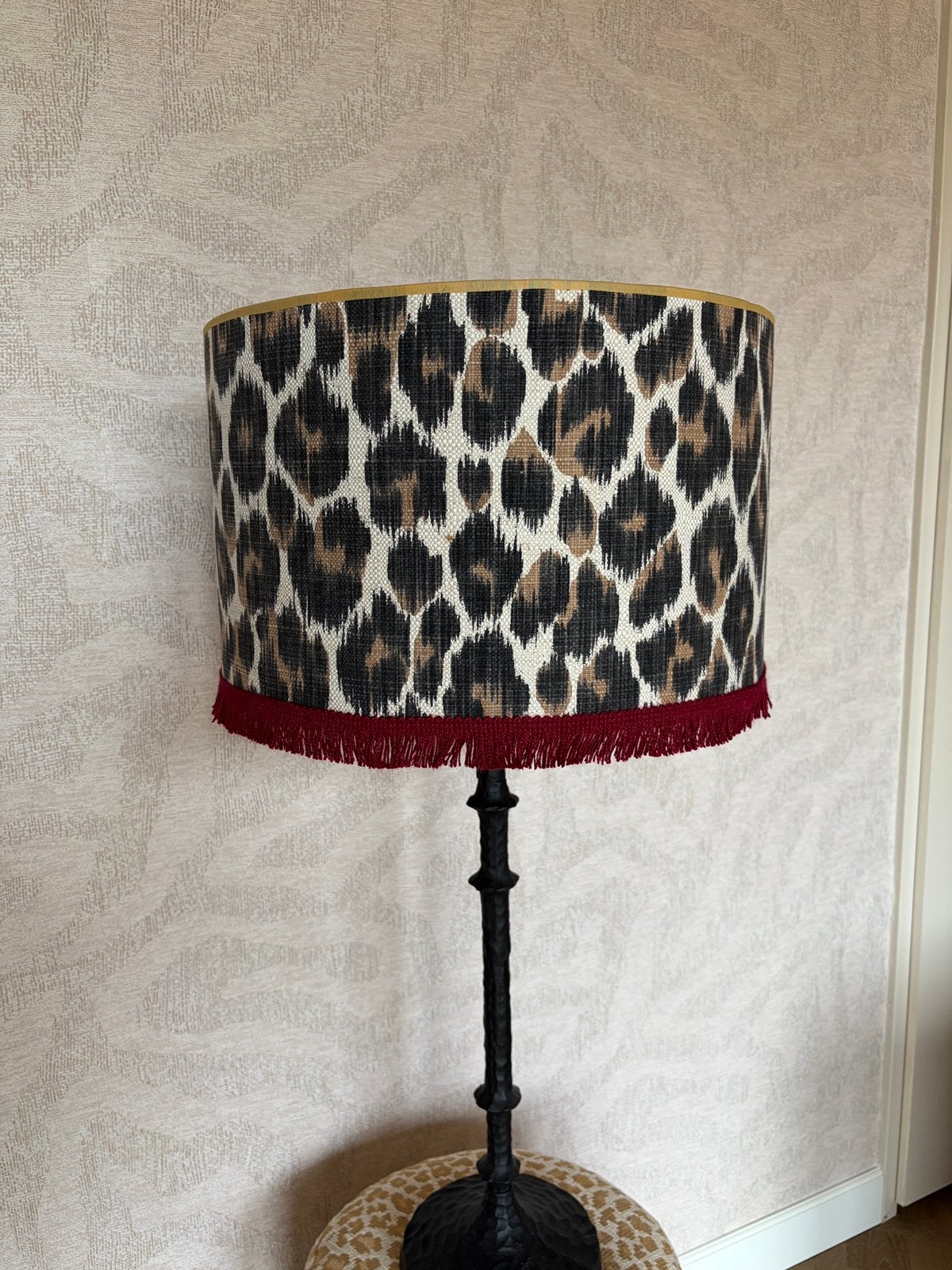 Panter print lampenkap met rode franjes van Atelier Samsam, Huis en Inrichting, Ophalen of Verzenden, Zo goed als nieuw, Rond