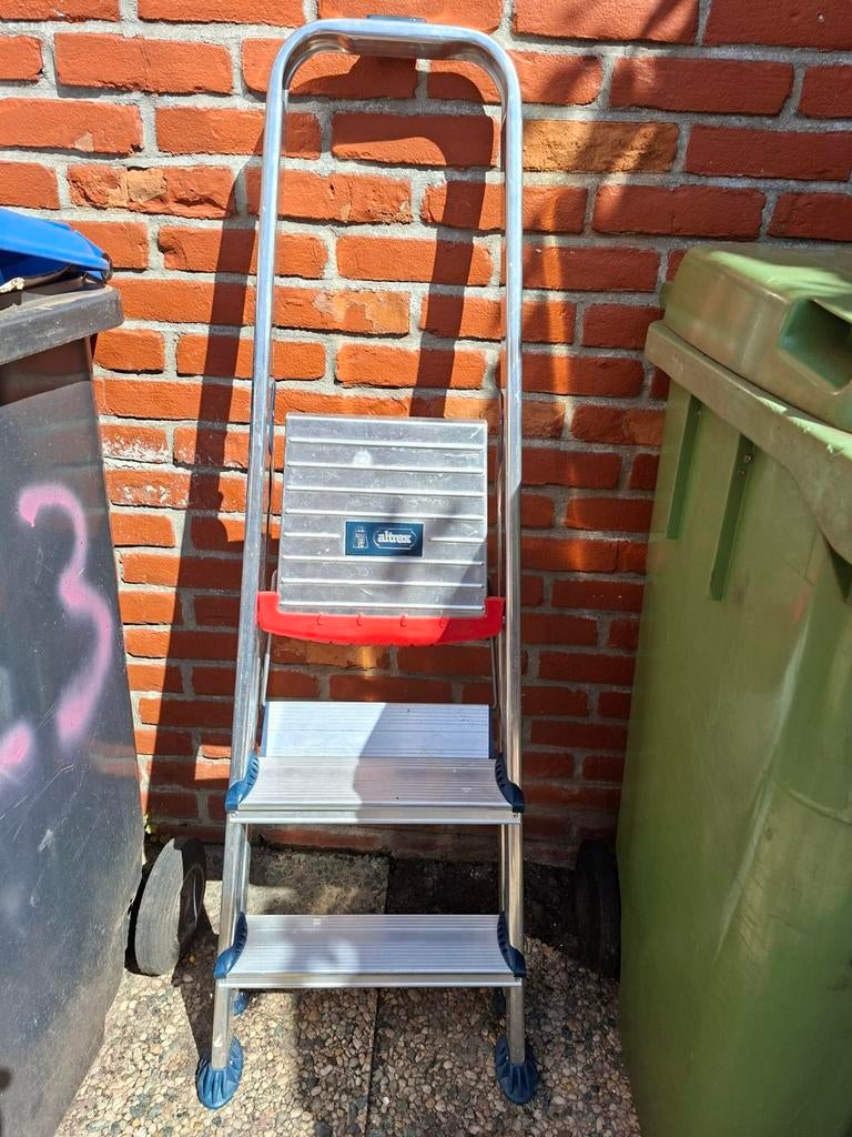 Klus Altrek trapje 3 treden, Ophalen, Zo goed als nieuw, Opvouwbaar of Inschuifbaar, Minder dan 2 meter