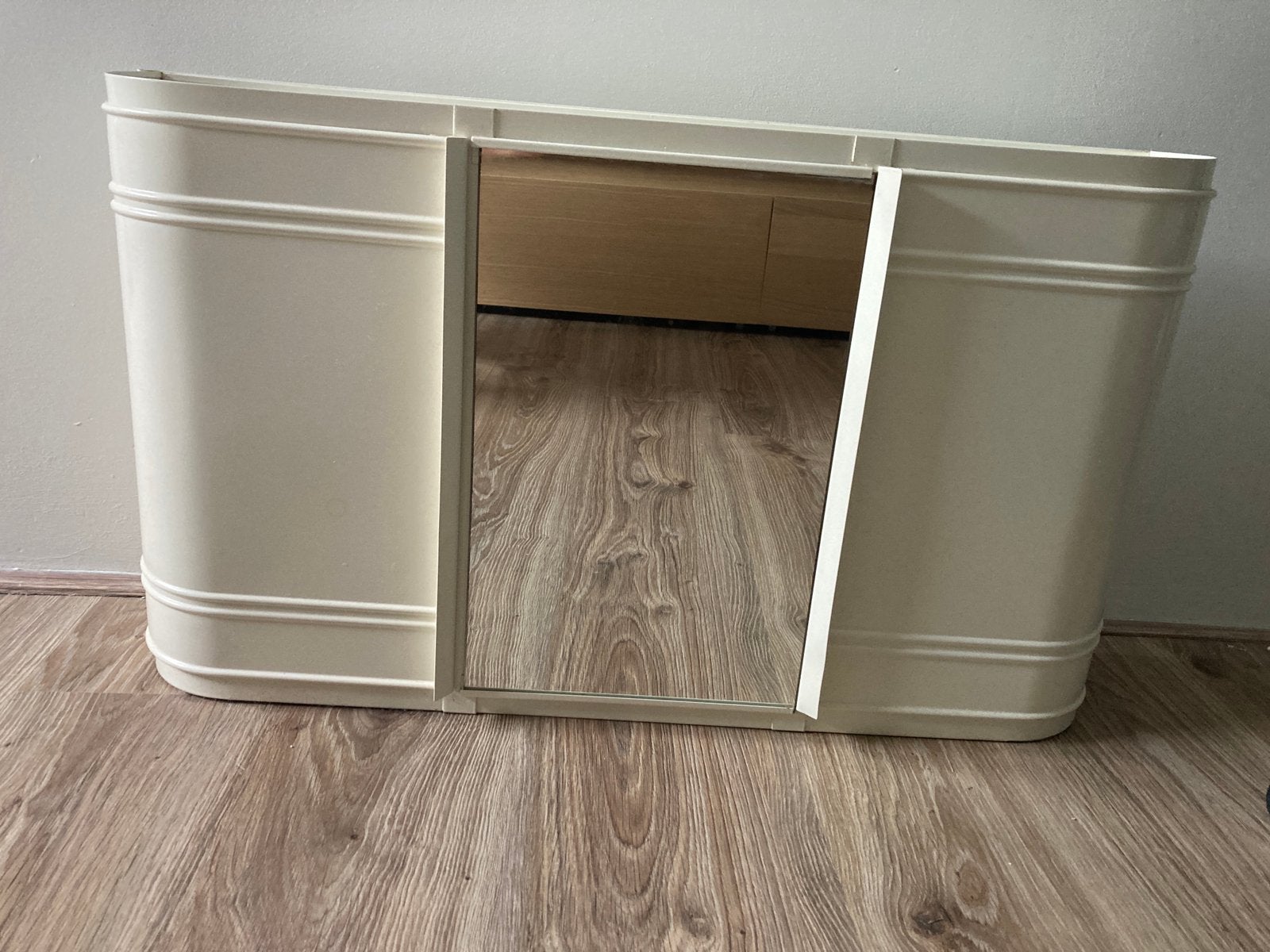Leuke retro roomwitte badkamerkast met spiegel Ikea, Ophalen, (Half)hoge kast, Minder dan 50 cm, Zo goed als nieuw
