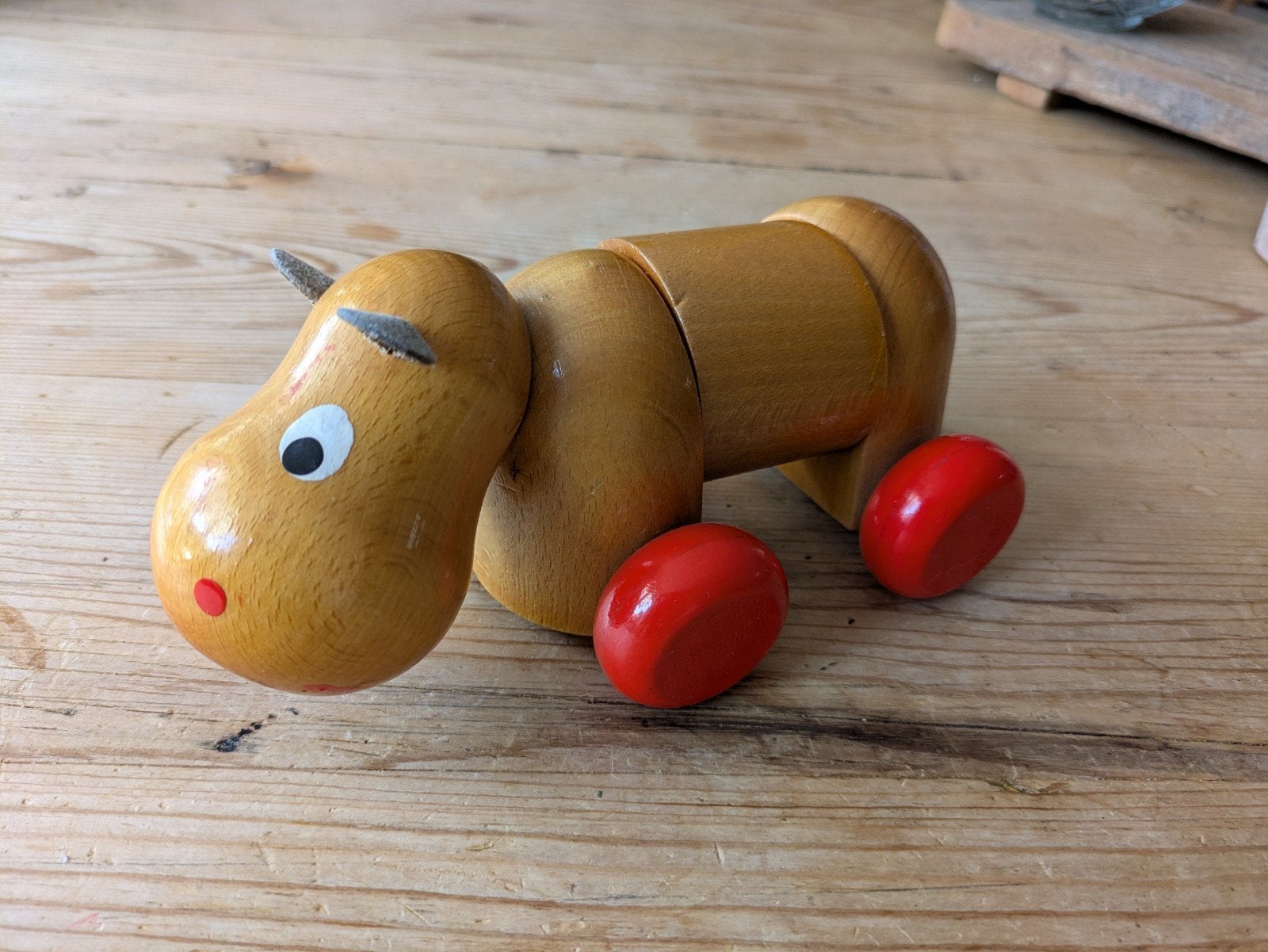 Houten nijlpaard, Ophalen