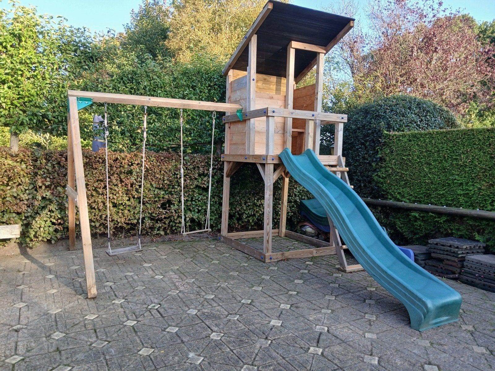Speeltoestel Beachhut met duoschommel voor veel speelplezier, Ophalen, Zo goed als nieuw, Glijbaan