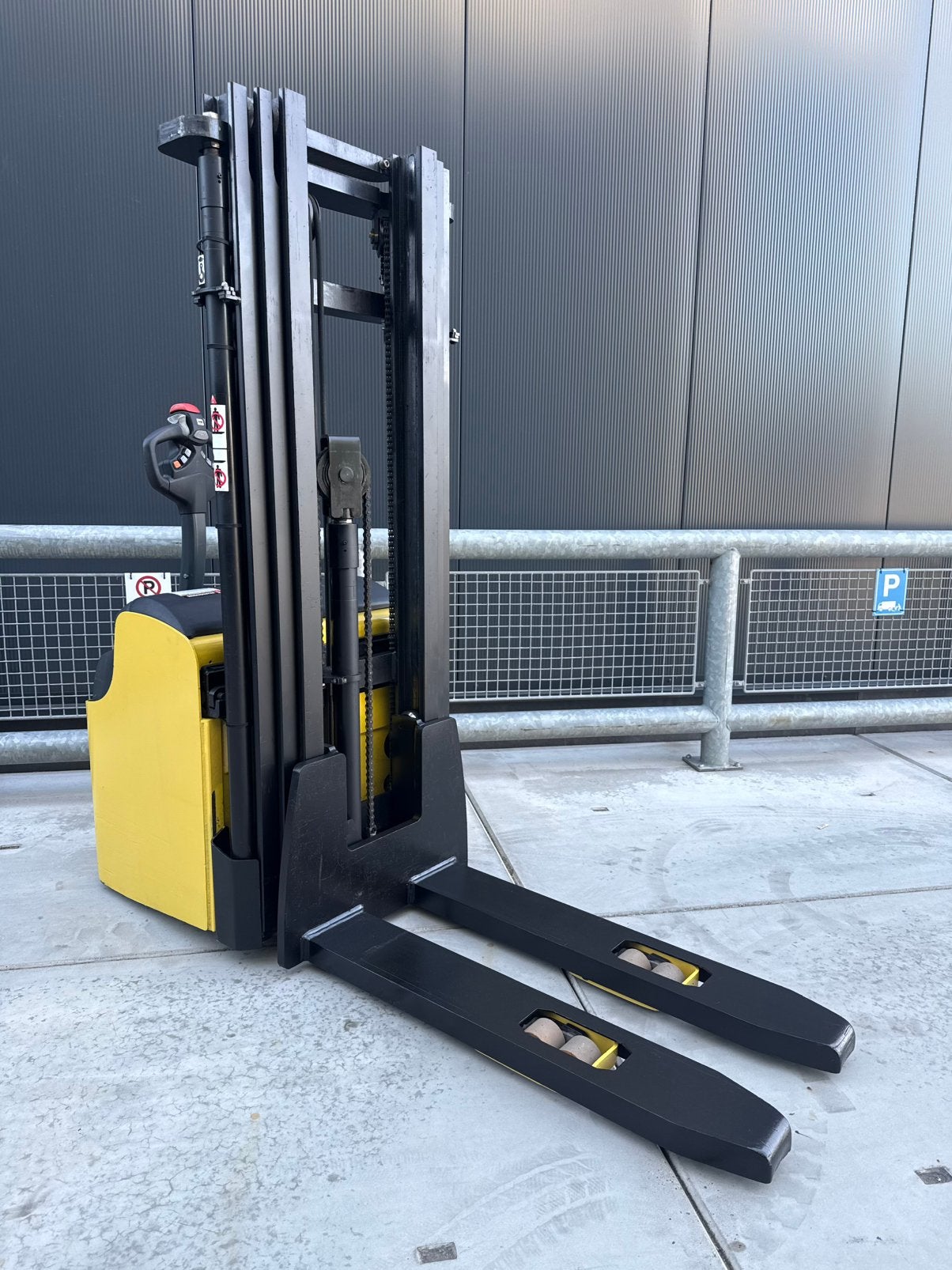 LOC STAPELAAR 1600KG TRIPLEX 4,50M 2000UUR NETTE STAPELAAR, 1000 tot 2000 kg, Ophalen, Elektrisch, Stapelaar