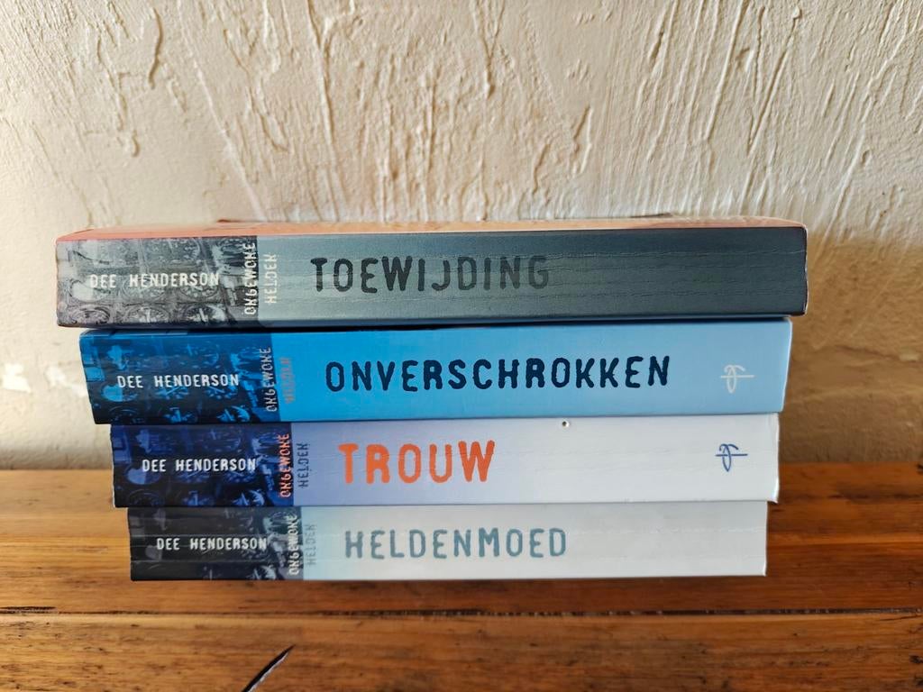 4 Delige serie: Ongewone Helden. Verkocht., Ophalen of Verzenden, Zo goed als nieuw