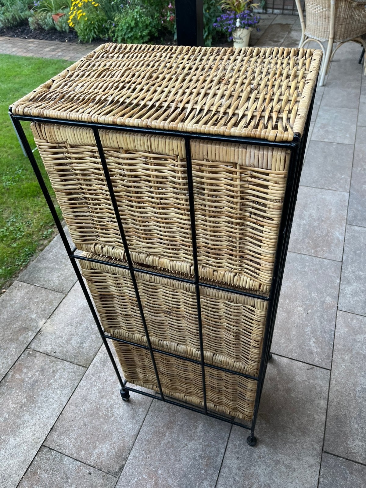 Rieten manden kast, Huis en Inrichting, Kasten | Ladekasten, Ophalen, Zo goed als nieuw, Minder dan 100 cm, Metaal