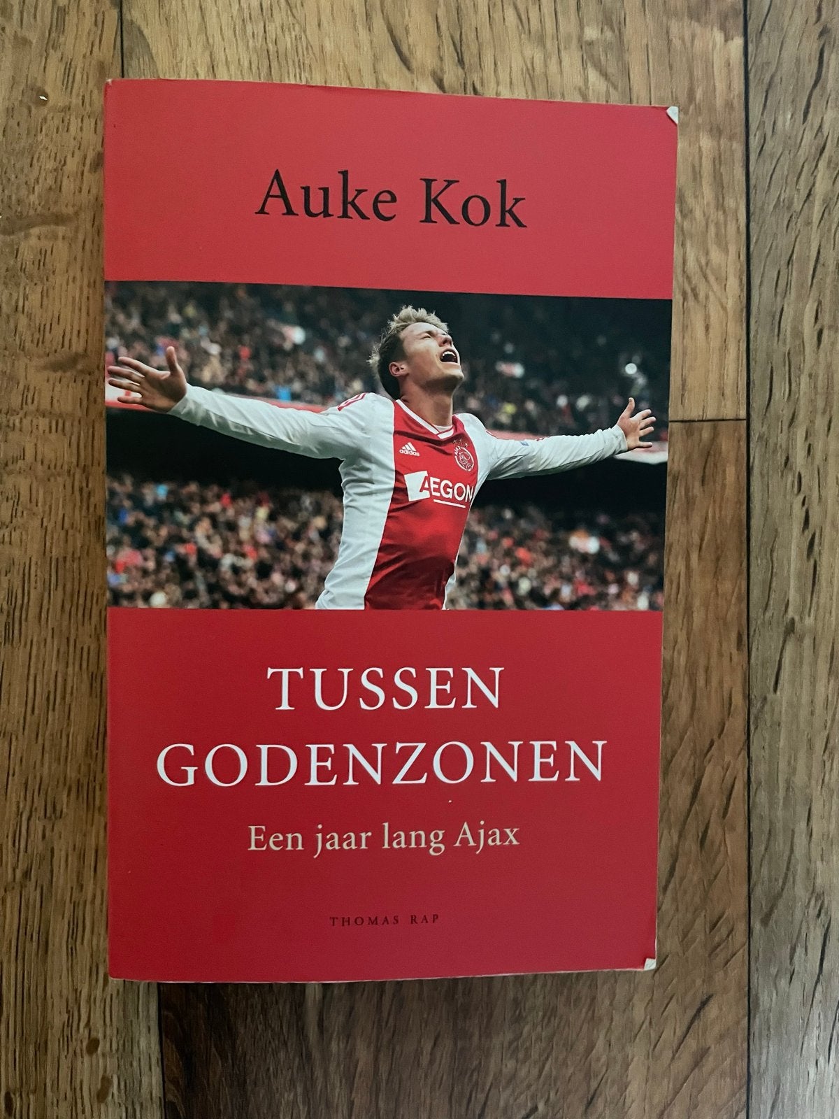 Tussen Godenzonen - Een jaar lang Ajax - Auke Kok, Ophalen of Verzenden, Zo goed als nieuw, Balsport