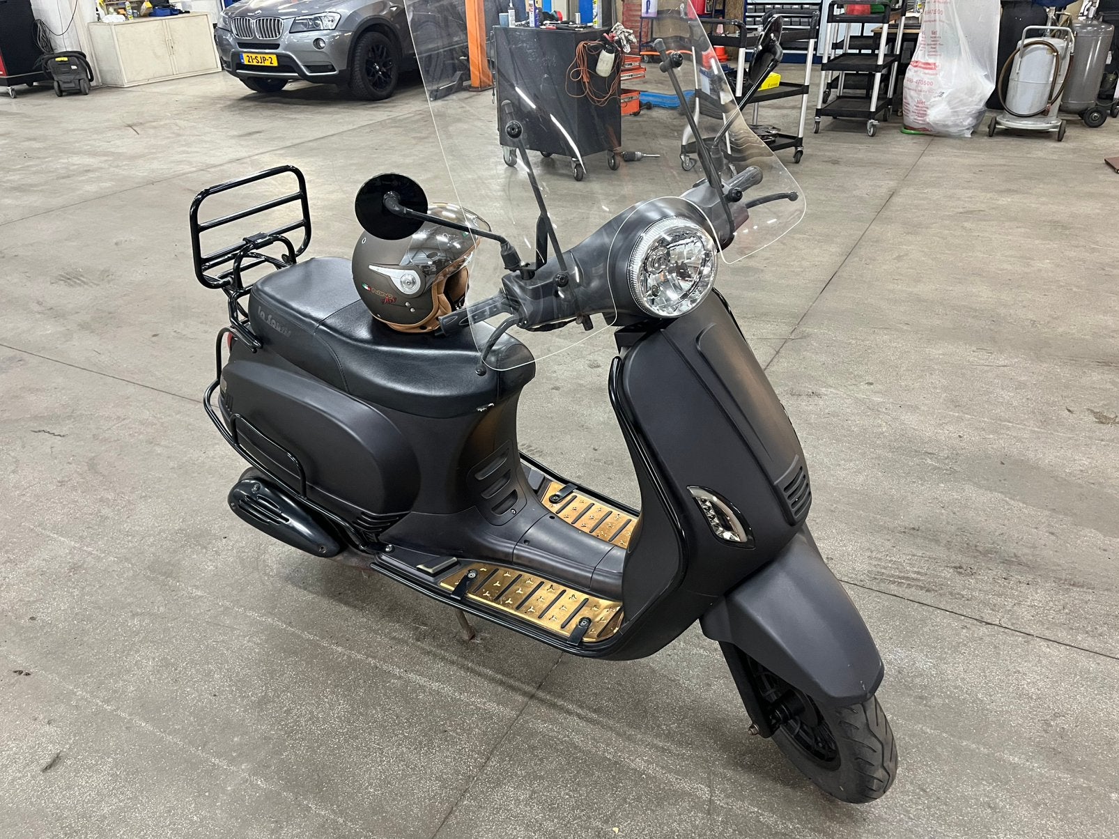 Matzwarte scooter met helm, Ophalen, Gebruikt, Overige modellen, Maximaal 45 km/u