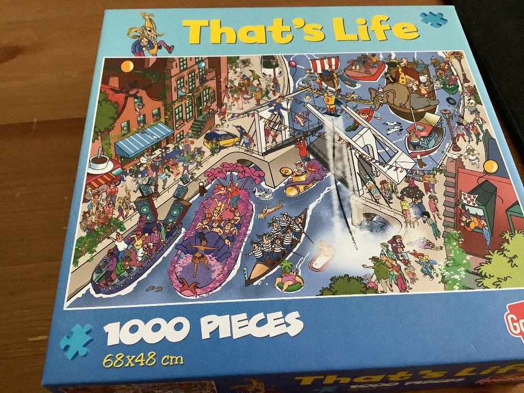That's life puzzel. kanaal parade 1000 stukjes. nieuw 937915, Ophalen of Verzenden, 500 t/m 1500 stukjes, Nieuw, Legpuzzel