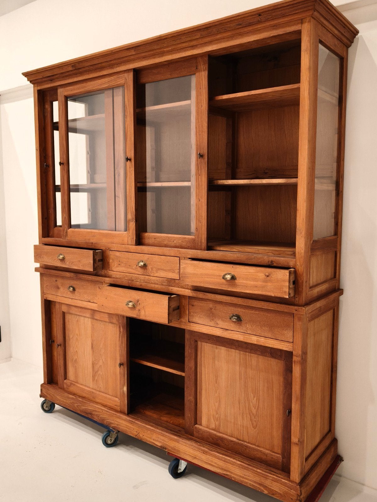 Massief teakhouten buffetkast, Huis en Inrichting, Kasten | Buffetkasten, Ophalen, Met deur(en), Glas, 150 tot 200 cm