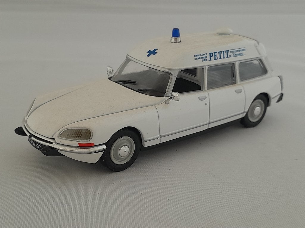 Citroën DS20 ambulance Petit 1:43 van Universal Hobbies, Ophalen of Verzenden, Zo goed als nieuw, Auto, Universal Hobbies