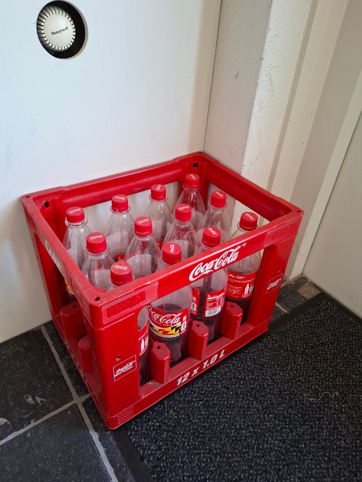 Coca-Cola krat met lege flessen, Ophalen