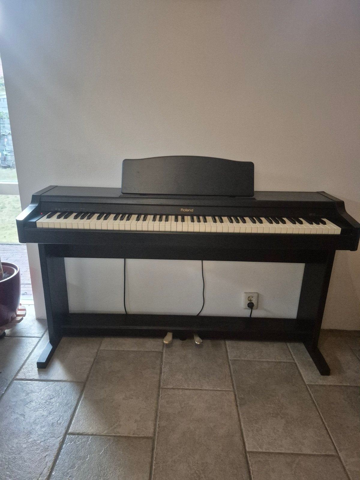Roland HP-137 Digitale Piano - Donkerbruin, Zo goed als nieu, Muziek en Instrumenten, Ophalen, Bruin, Digitaal, Zo goed als nieuw