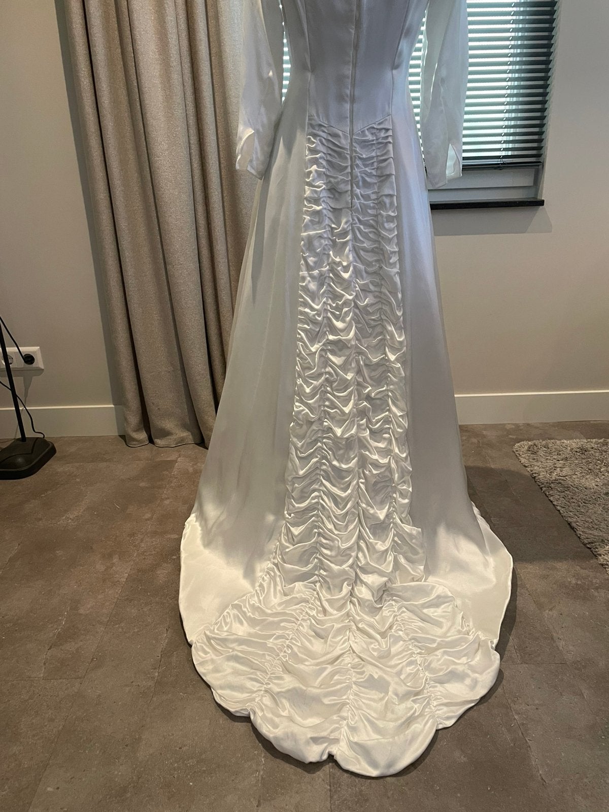 Mooie trouwjurk met sleepje, maat M?en bijpassend ringkussen, Kleding | Dames, Trouwkleding en Trouwaccessoires, Ophalen of Verzenden