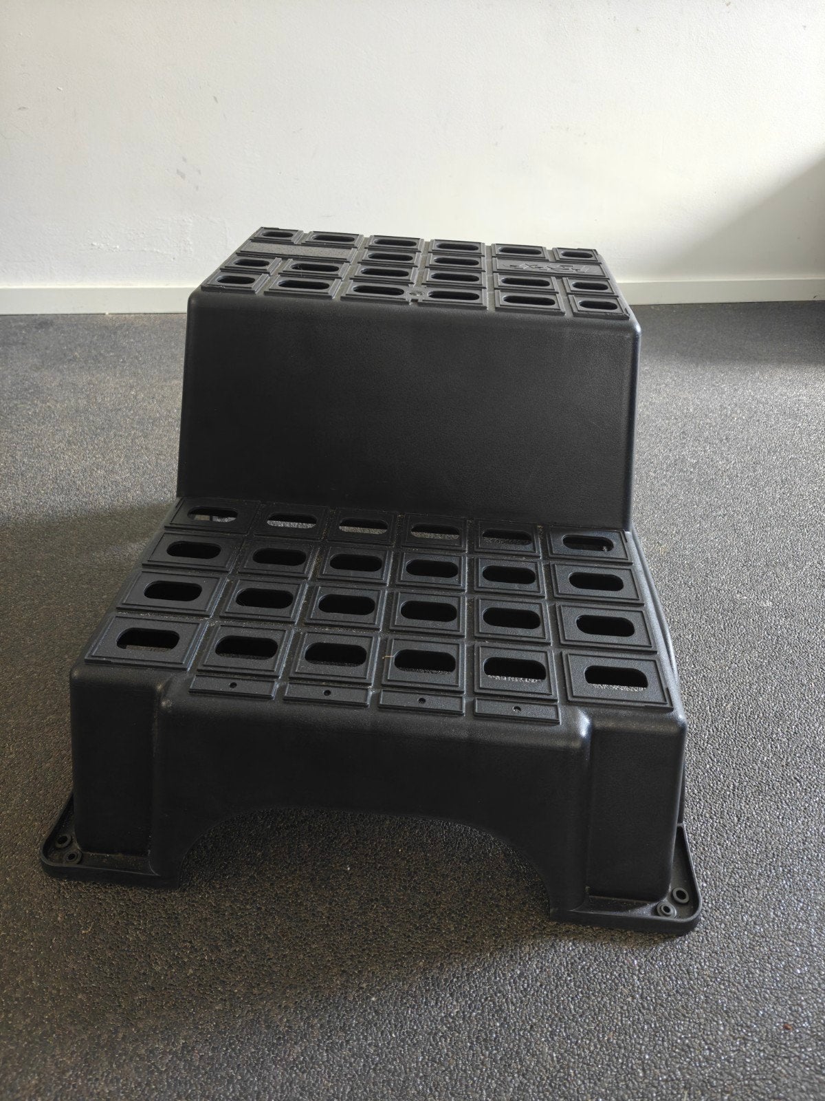 Stevige kunststof opstap, zwart, 2 treden, Doe-het-zelf en Verbouw, Ophalen of Verzenden, Gebruikt, Trap, Minder dan 2 meter