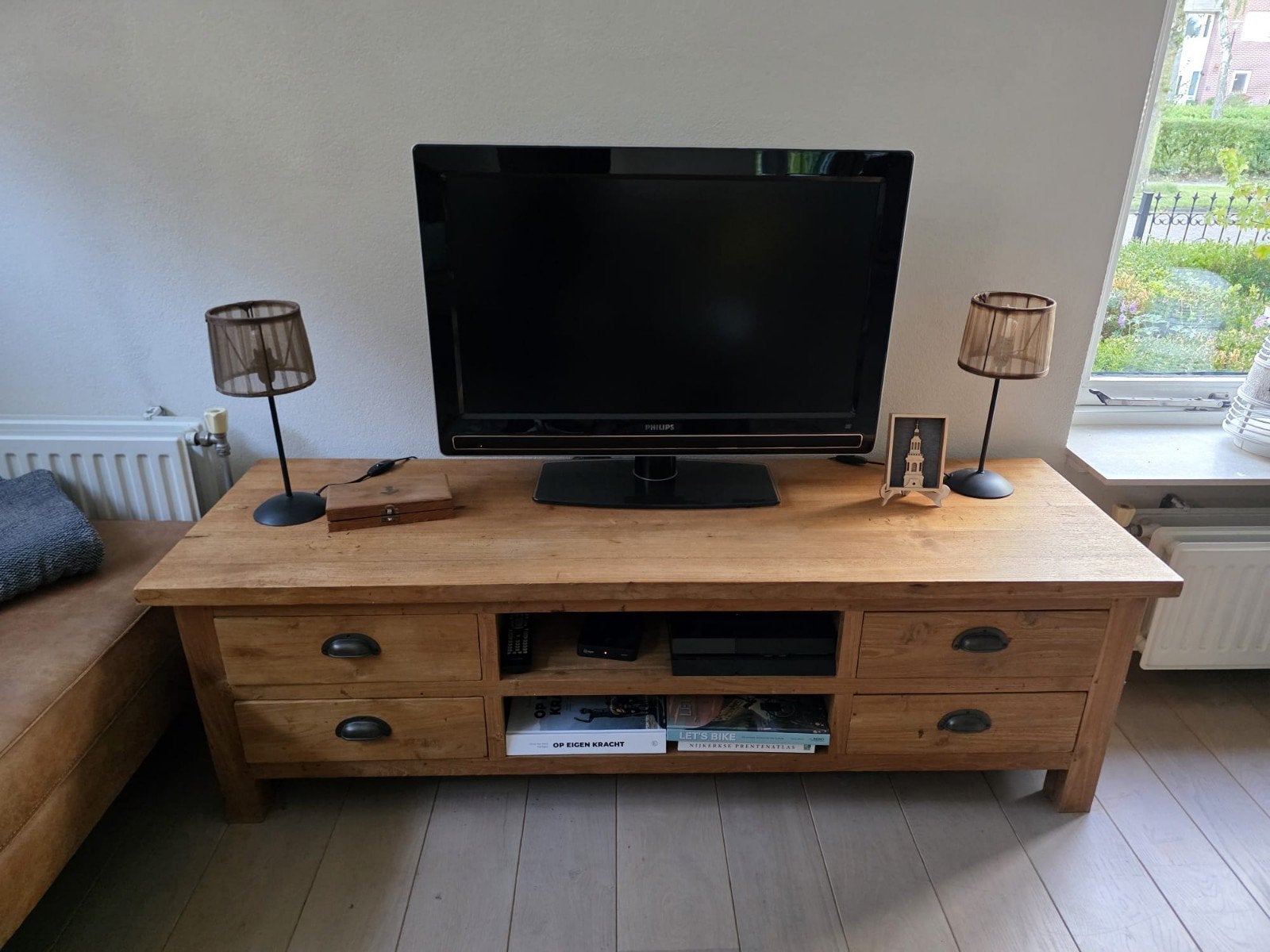 Robuust houten tv-meubel met lades en opbergvakken, Gebruikt, 150 tot 200 cm, Minder dan 100 cm, 25 tot 50 cm