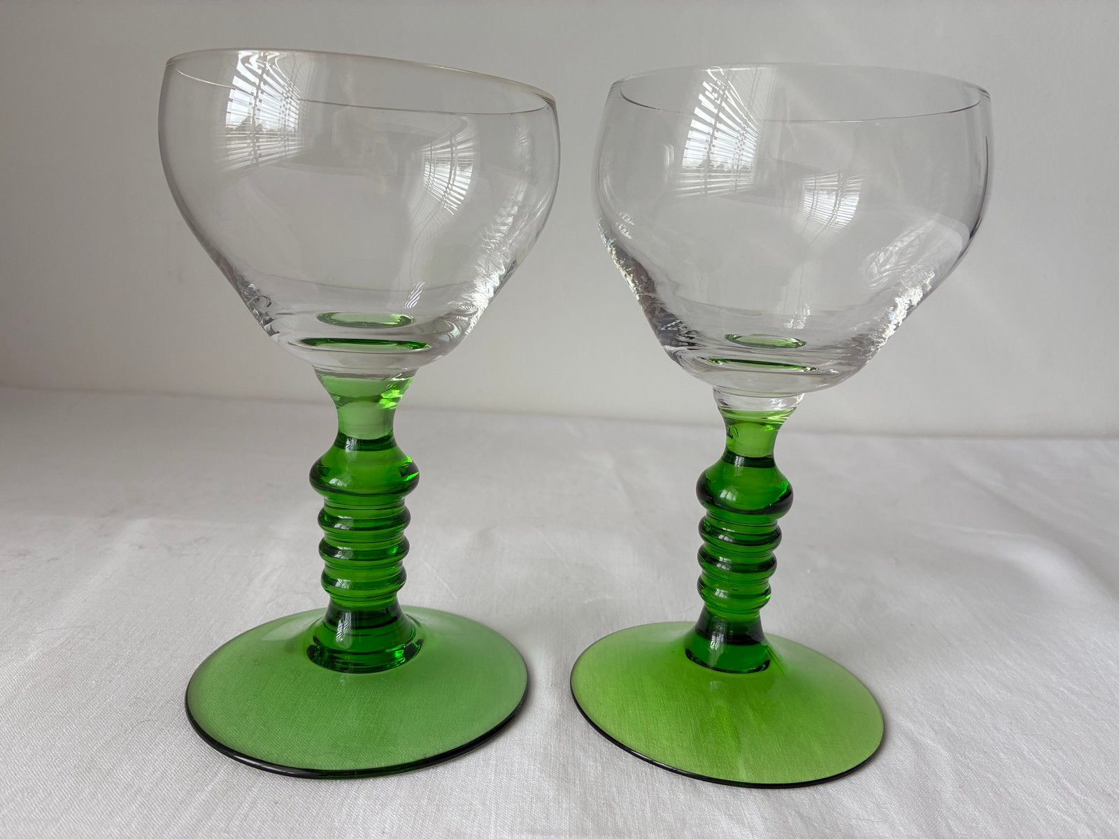 Set van 2 vintage groene glazen met gedraaide steel, Ophalen of Verzenden