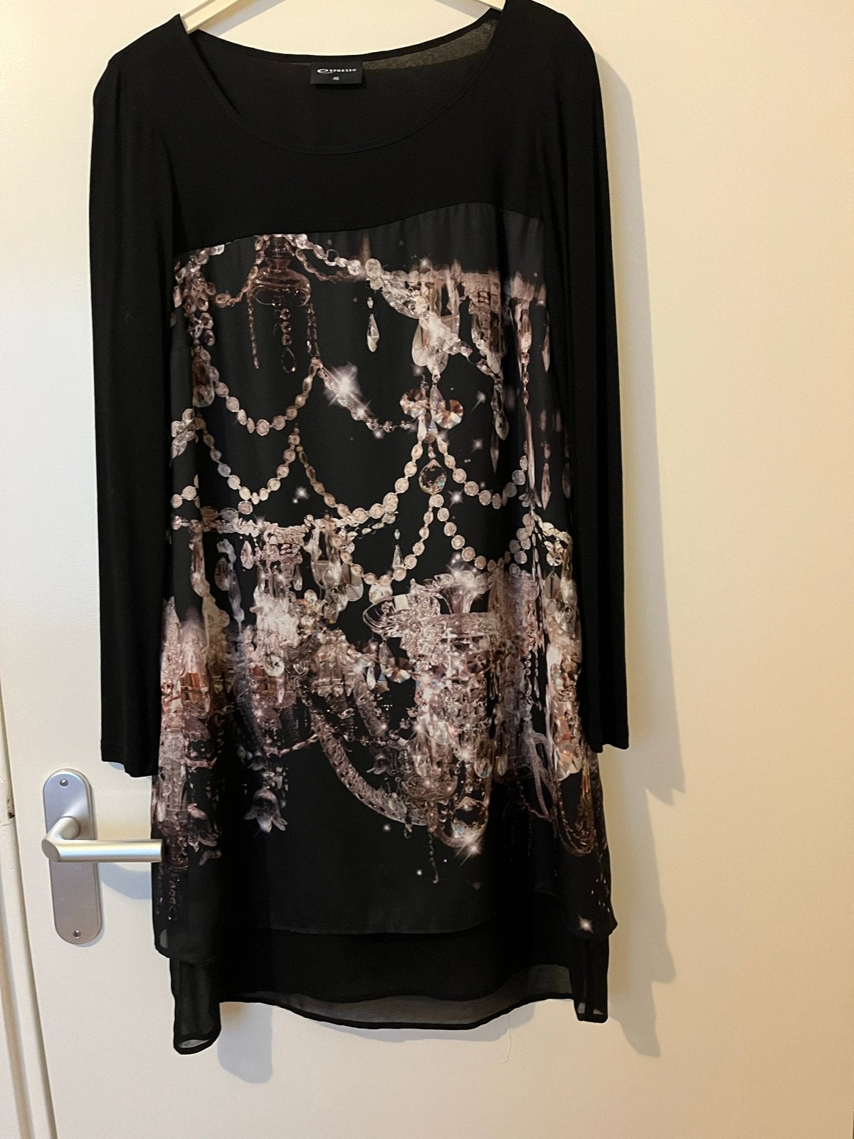 Feestelijk jurkje met kroonluchterprint van Expresso, Kleding | Dames, Jurken, Maat 38/40 (M), Zwart, Ophalen of Verzenden, Zo goed als nieuw