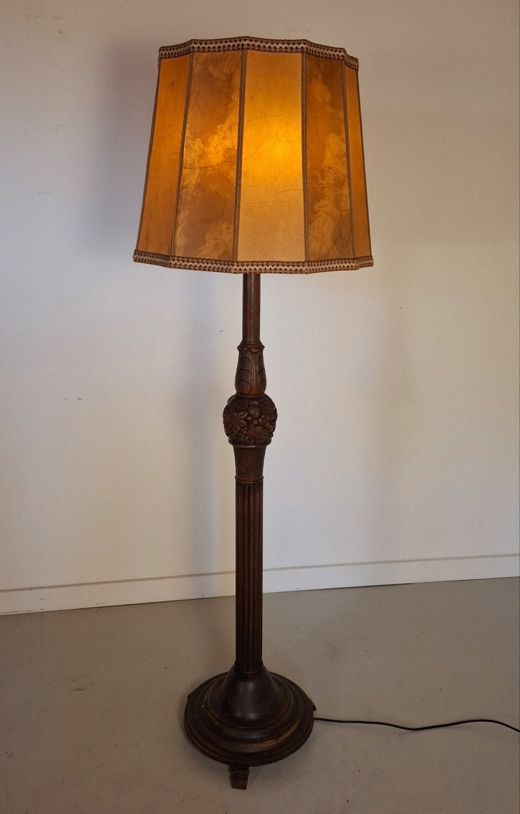 Grote Vintage / Antieke Houten Vloerlamp met Huiden Kap, Huis en Inrichting, Ophalen of Verzenden, Hout, 150 tot 200 cm
