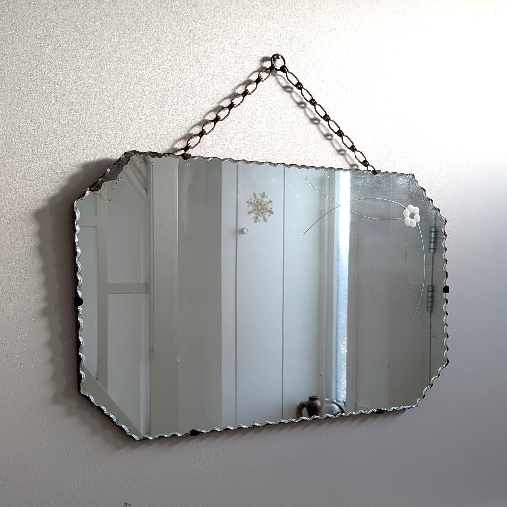 Vintage Art deco spiegel. Gekartelde rand en bloemmotief, Antiek en Kunst, Antiek | Spiegels, Ophalen of Verzenden, Rechthoekig