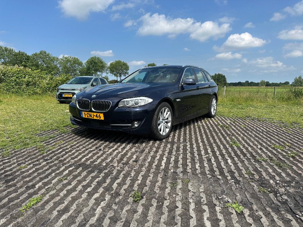 BMW 5-Serie 3.0 530D Touring Blauw Standkachel Dealeronderh, Automaat, Euro 5, Achterwielaandrijving, Beige