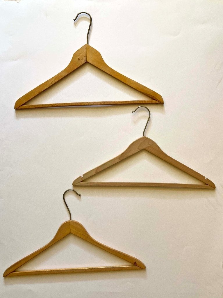 3 houten kleerhangers, plat, allemaal anders, Ophalen of Verzenden