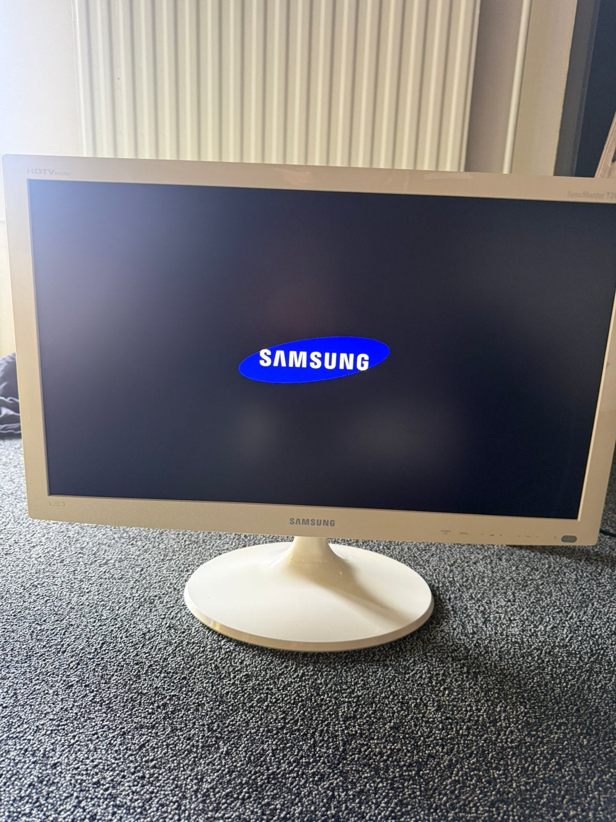 Witte Samsung SyncMaster T24B300EE te koop aangeboden., 3 tot 5 ms, Ingebouwde speakers, Full HD, LED