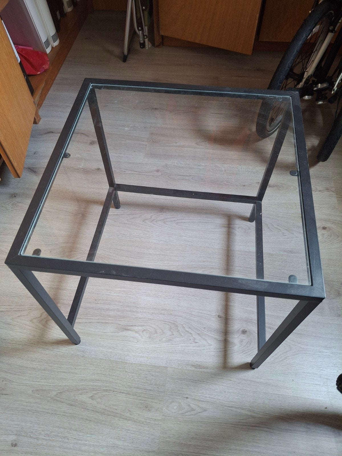 Glazen salontafel met metalen frame, Ophalen, 50 – 75, Gebruikt, 50 tot 100 cm