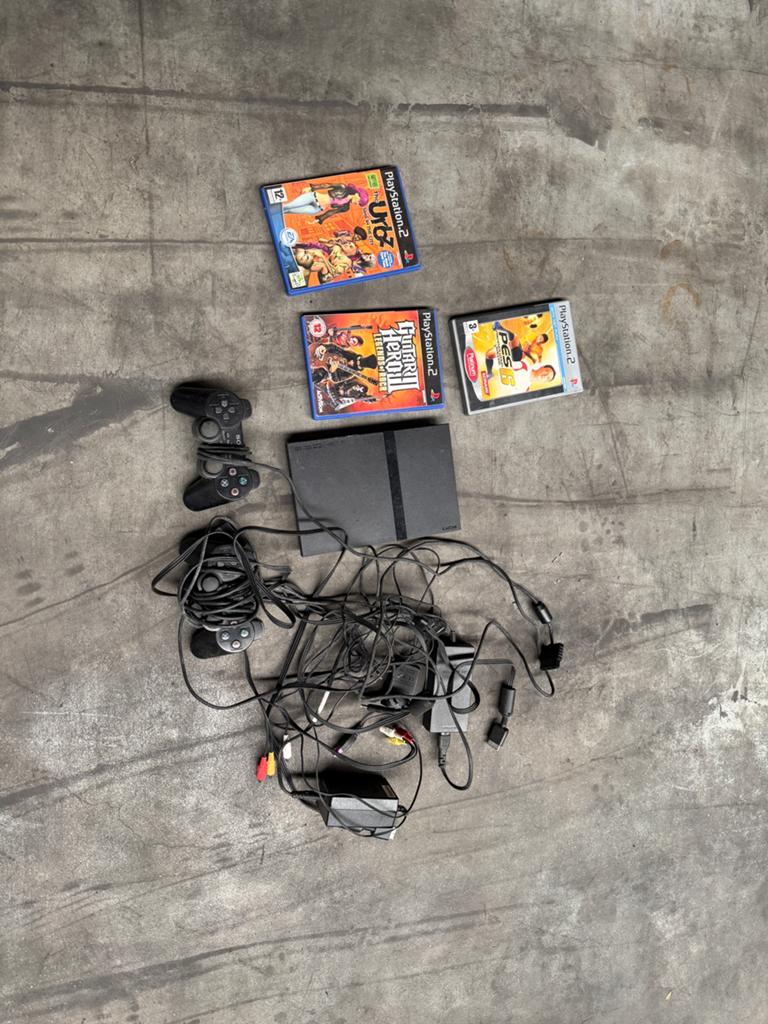 Playstation 2 incl. 2 controllers en 3 games, Avontuur en Actie, Sony, Ophalen of Verzenden, Zo goed als nieuw