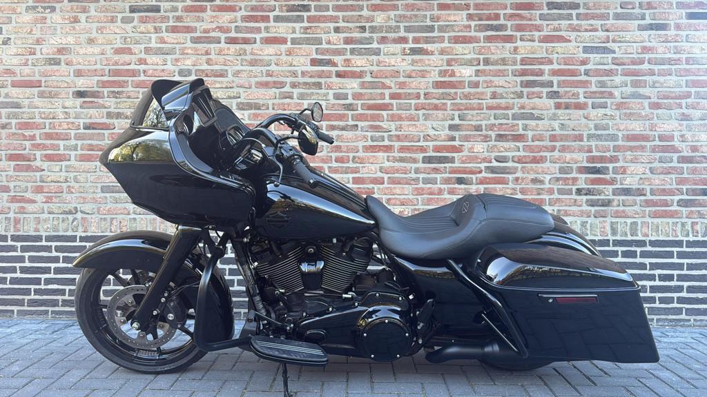 Harley Davidson 114 FLTRX Road Glide CVO Black Out, Traction Control, Laan van Vredenoord 33
2289 DA  Rijswijk, NL, H-DCUSTOMERSERVICE@Harley-Davidson.com
