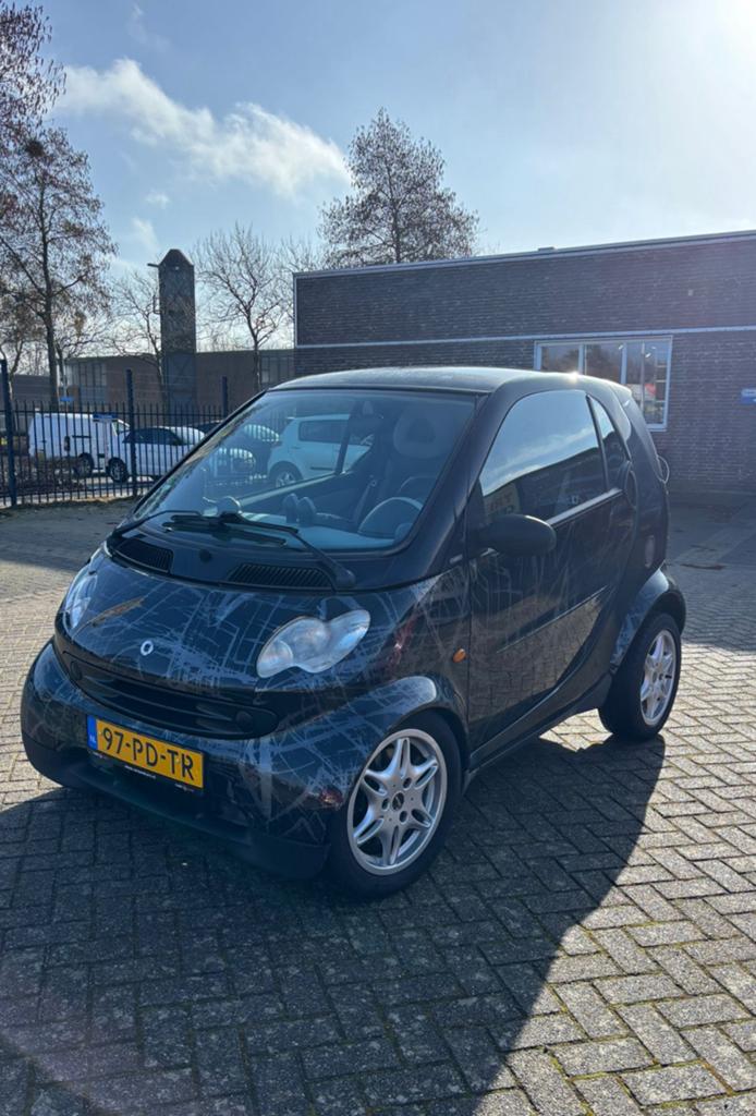Smart fortwo, Achterwielaandrijving, 18 €/maand, 61 pk, Zwart